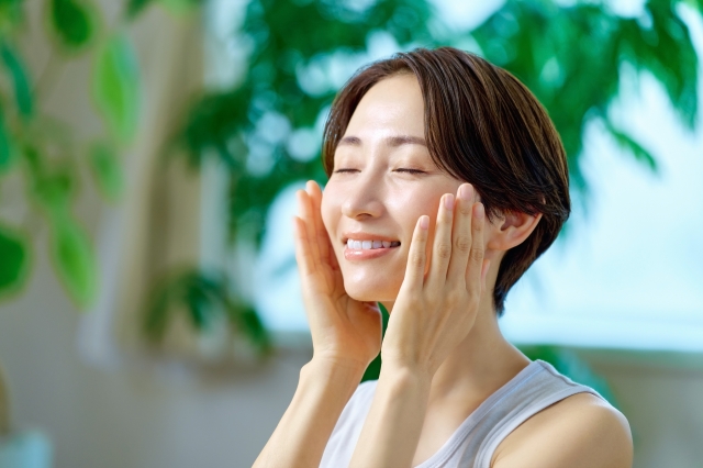 スキンケアする女性