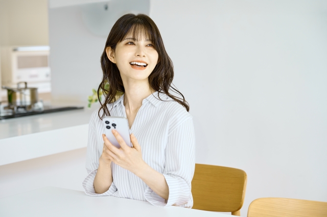 姿勢を正す女性
